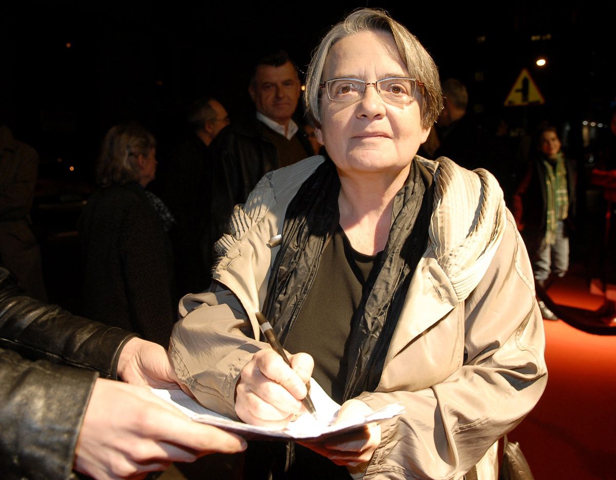 Premiera filmu "Kopia Mistrza". Agnieszka Holland rozdaje autografy, listopad 2006 r. 