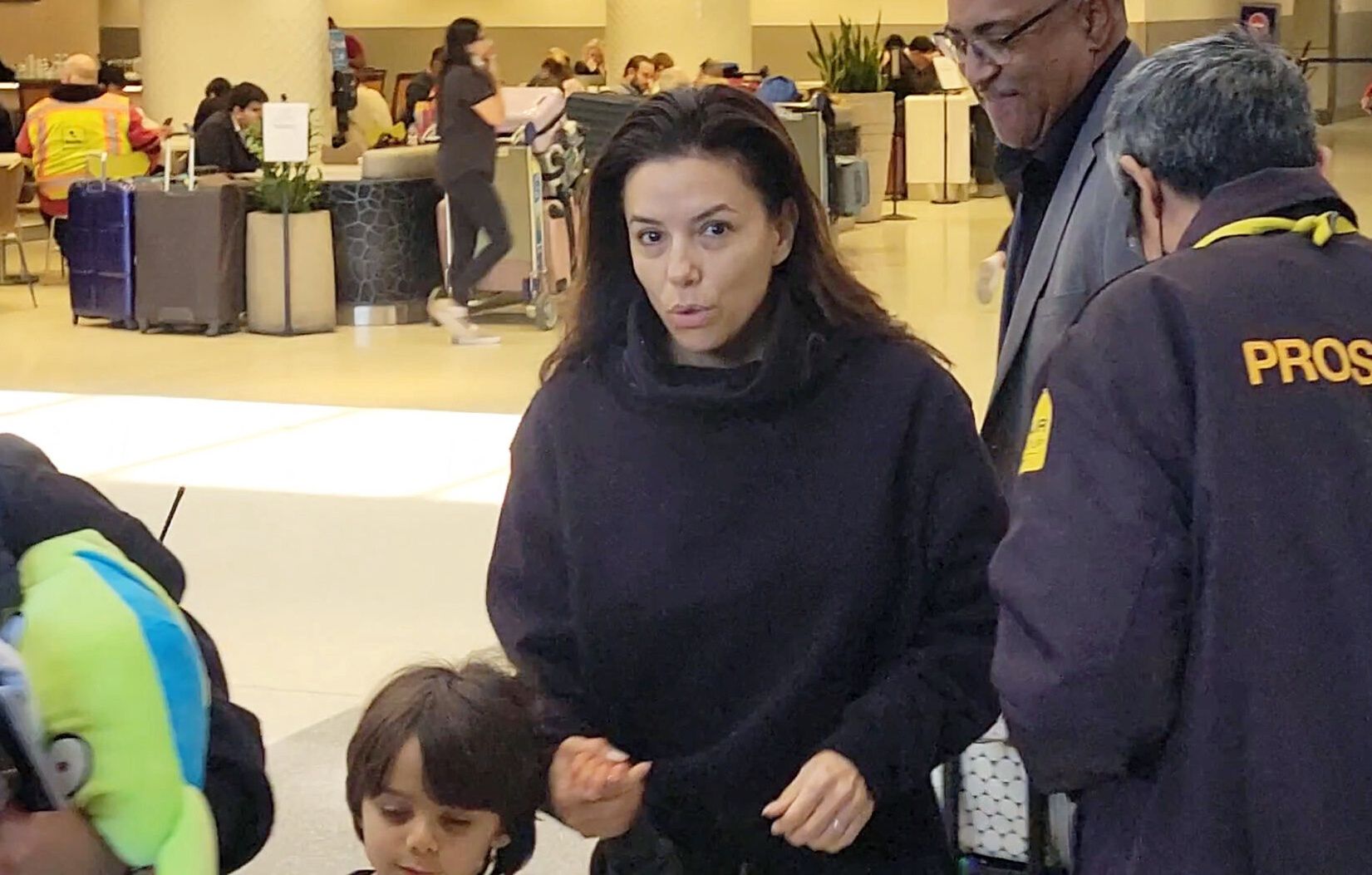 Eva Longoria bez makijażu na lotnisku 