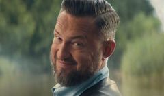 Marcin Prokop w sądzie i westernie reklamuje Head&amp;Shoulders