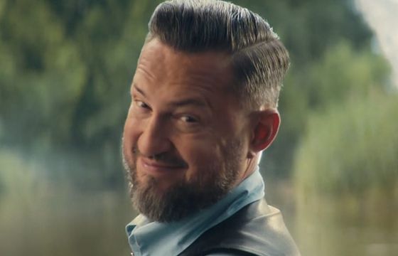 Marcin Prokop w sądzie i westernie reklamuje Head&amp;Shoulders