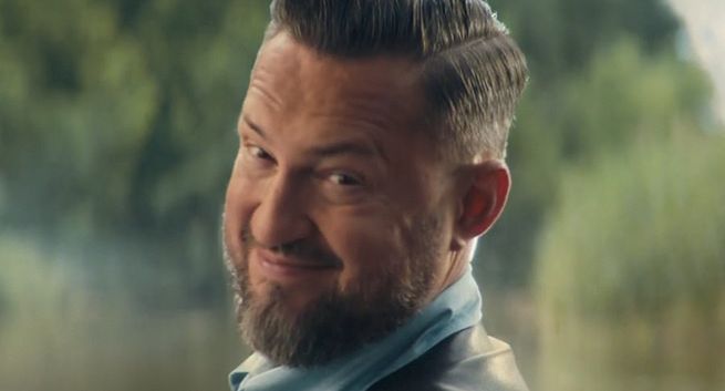 Marcin Prokop w sądzie i westernie reklamuje Head&amp;Shoulders