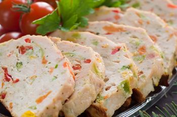 Blenduję indyka i dodaję warzywa. Pieczeń wychodzi mięciutka i soczysta