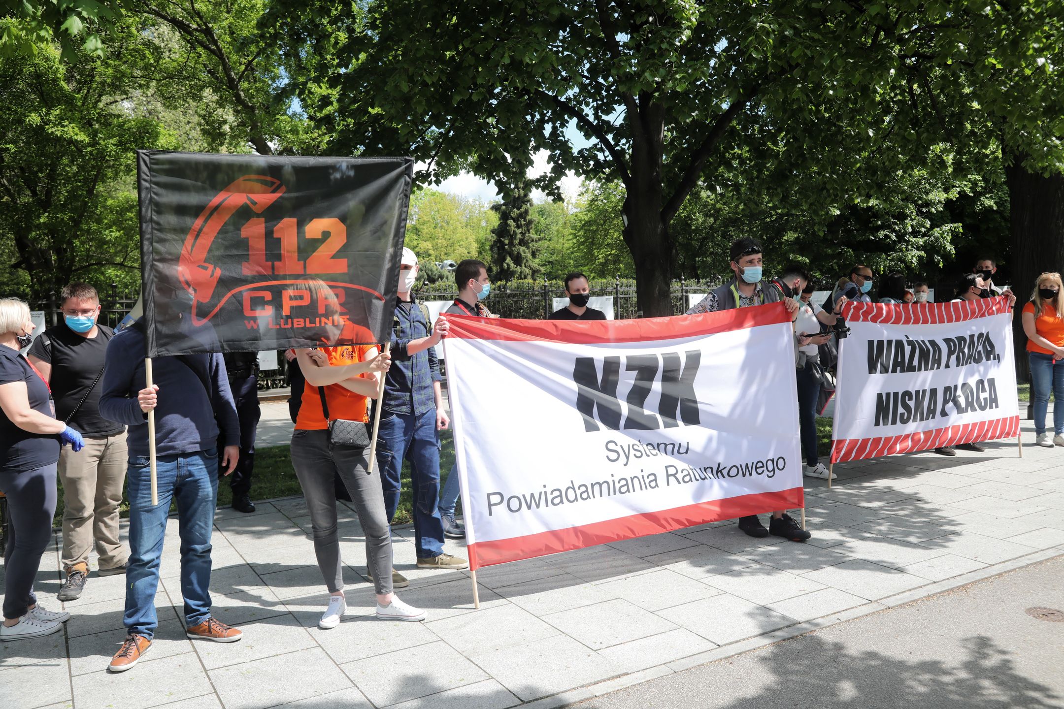 Operatorzy 112 protestują. Demonstracja pod KPRM