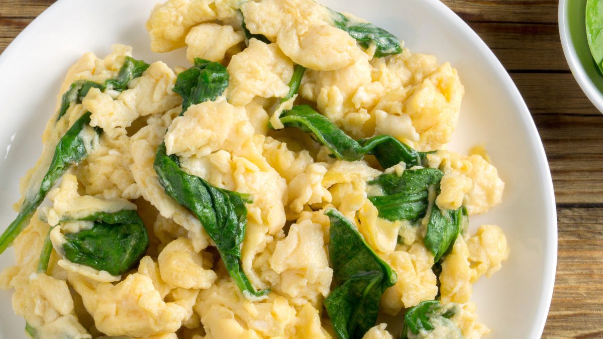 Jajecznica z żółtym serem jest smaczniejsza i bardziej sycąca