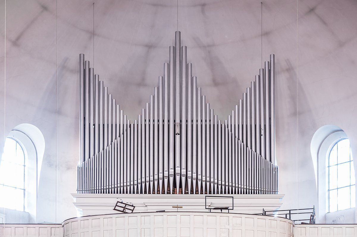 Götzfried dorastał w południowych Niemczech, gdzie poznał te wspaniałe instrumenty. Podążał za głębokim dźwiękiem z kościoła do kościoła i podziwiał, jak wyglądają i brzmią organy. Te wspaniałe konstrukcje rurowe zachwycają swoją formą – niektóre mają proste kształty, inne układają się w skomplikowane kompozycje. Jedno jest pewne – na świecie nie ma drugiego identycznego instrumentu, więc przed Robertem jeszcze dużo pracy.