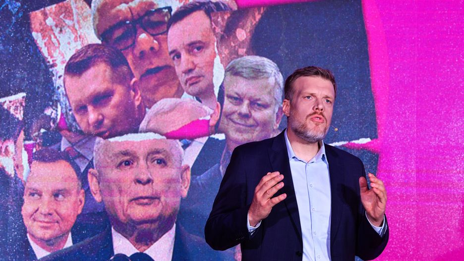 Warszawa, 18.06.2022. Poseł Lewicy Adrian Zandberg podczas dorocznego Kongresu Krajowego Partii Razem pod hasłem "Gotowi na jutro" w Centrum Prasowym Foksal w Warszawie, 18 bm. Działacze ugrupowania zaprezentowali postulaty programowe oraz odnieśli się do bieżących debat, poprzedzających nadchodzące starty wyborcze. (amb) PAP/Radek Pietruszka