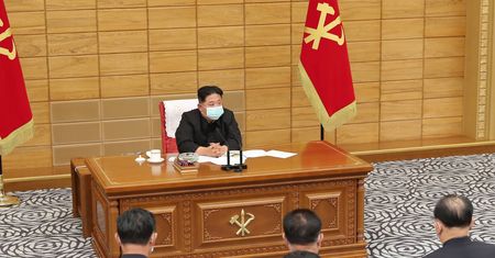 Kim Dzong Un walczy z "gorączką". Setki tysięcy ludzi zakażonych