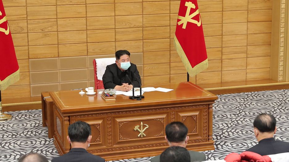 Kim Dzong Un walczy z "gorączką". Setki tysięcy ludzi zakażonych koronawirusem 