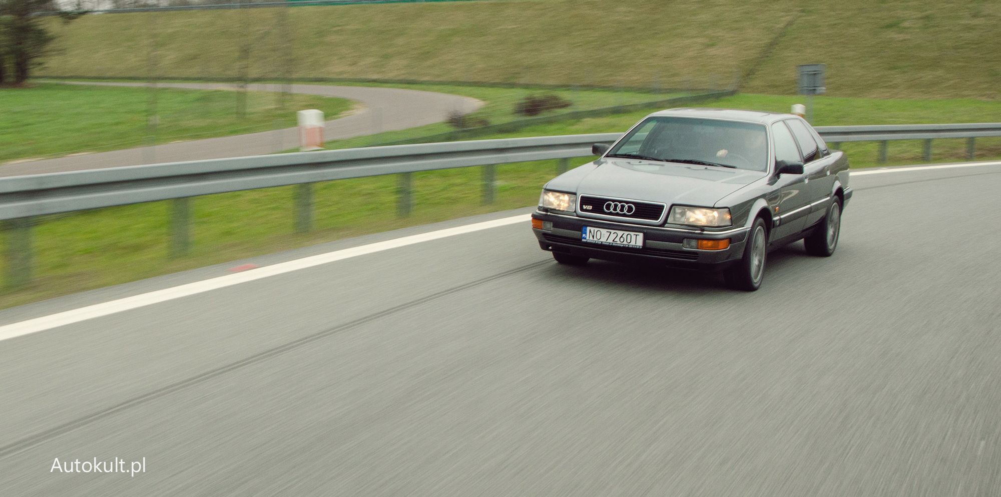 Zakręty nie są żywiołem Audi V8, ale zachowuje się bardzo bezpiecznie, nawet na śliskiej nawierzchni.