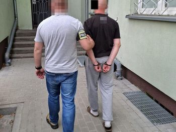 Biała Podlaska: Razem pili, a potem dwóch zaatakowało jednego. Pobity mężczyzna leżał przed klatką