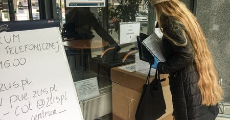 ZUS. Czy z pozytywnym wynikiem testu na COVID-19 można pracować?