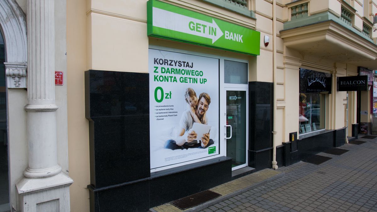 Another Polish bank posts major losses
BYDGOSZCZ, 26 March 2016 - Mid tier lender Getin bank has posted fourth quarter losses in 2015. The bank made major losses in 2015 when it's net profit fell from 360 million zlotys to 44 million zlotys compared to 2014. The bank, owned by billionaire Leszek Czarnecki will announce a more customer focussed setup and further cuts in costs. (Photo by Jaap Arriens/NurPhoto) (Photo by NurPhoto/NurPhoto via Getty Images)
NurPhoto
tradition:CB2, economics:CB2, money:CB2, banking:CB2, religion:CB2, economic issues:CB2, logo:CB2, business:CB2, Easter:CB2, blessing:CB2, street:CB2, traditional style:CB2, Bydgoszcz:CB2, east:CB2, noble:CB2, financing:CB2, bishop:CB1, catholic:CB1, holiday:CB1, polish:CB1, polska:CB2, polen:CB2, financial markets:CB2, font:CB1, nurphoto:CB2, religie:CB2