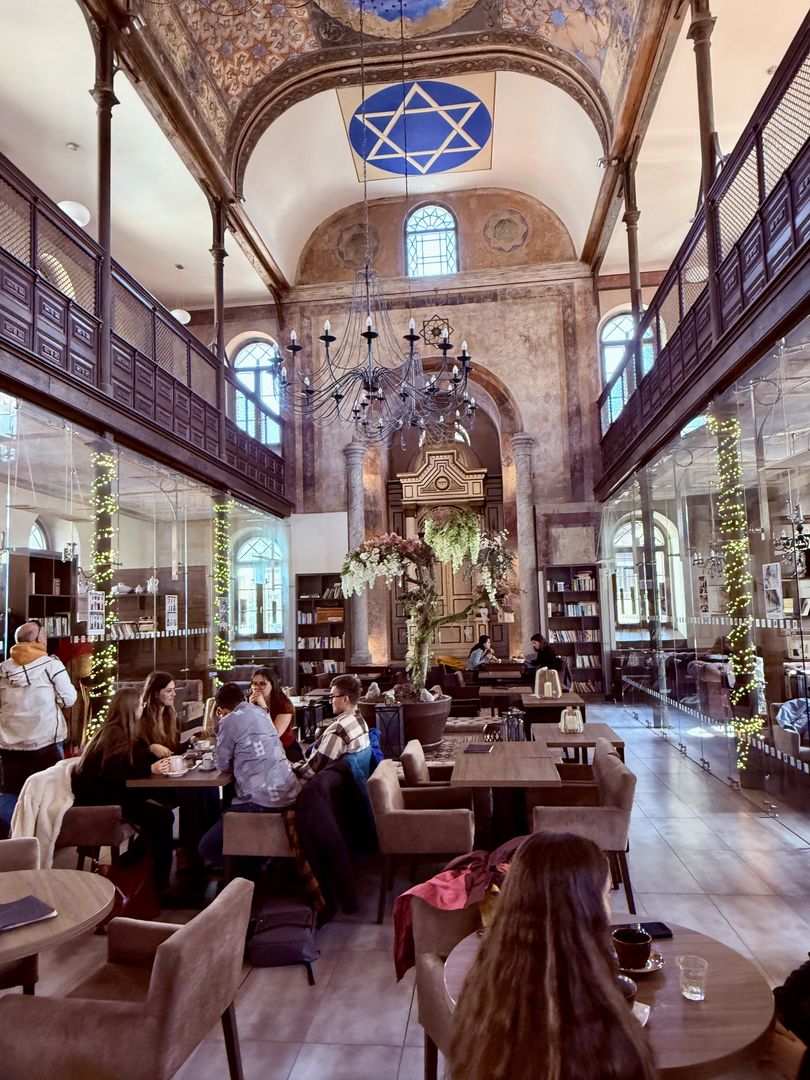 Wnętrza starej synagogi robią wielkie wrażenie