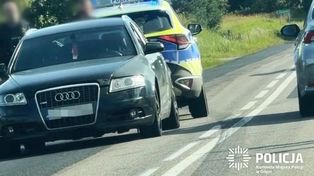 19-latka wyskoczyła z jadącego samochodu. Pomogła jej policjantka