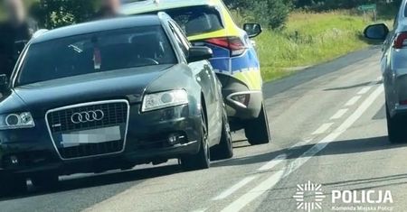 19-latka wyskoczyła z jadącego samochodu. Pomogła jej policjantka