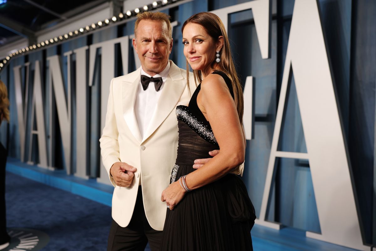 Kevin Costner i Christine Baumgartner w 2022 r.