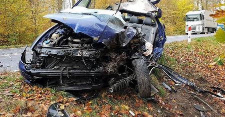 Seat zderzył się z busem, którym jechała drużyna piłkarska. Nie żyje młody kierowca