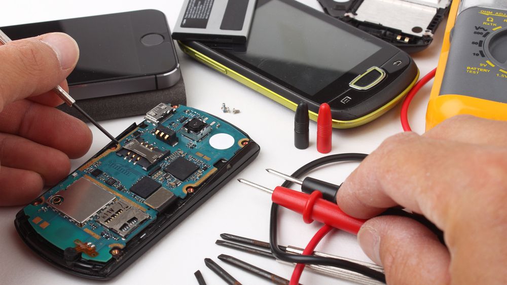 Kupiłeś za granicą telefon niedostępny w Polsce? Sprawdzamy, czy w razie konieczności polski serwis podejmie się naprawy 1