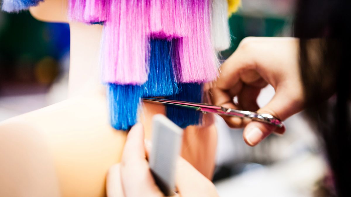 Dekoloryzacja to zabieg skuteczny, jednak może negatywnie wpływać na kondycję włosów