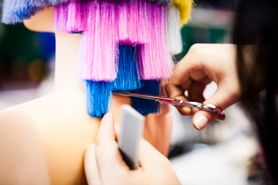 Dekoloryzacja w salonie fryzjerskim i w domu – na czym polega?