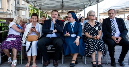 Jasna Góra. Czarnek z żoną w pierwszym rzędzie. To nie umknęło o. Rydzykowi