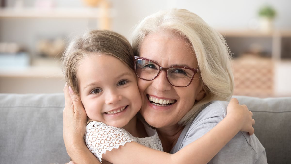 Babcia przytula swoją wnuczkę.