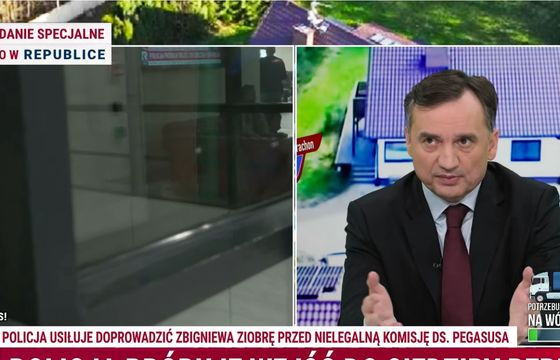 Kuriozalne sceny w Republice. Policjanci przyszli po Ziobrę, Sakiewicz ich nie wpuścił