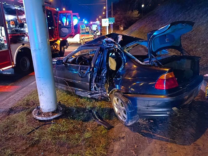 BMW roztrzaskało się na słupie na ul. Nadbystrzyckiej