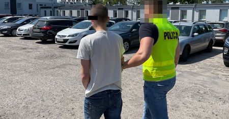Malutkie dzieci bez opieki na balkonie. W domu spali pijani rodzice
