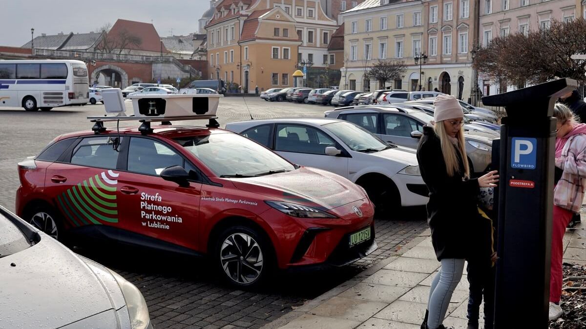 Samochód e-kontroli Strefy Płatnego Parkowania w Lublinie