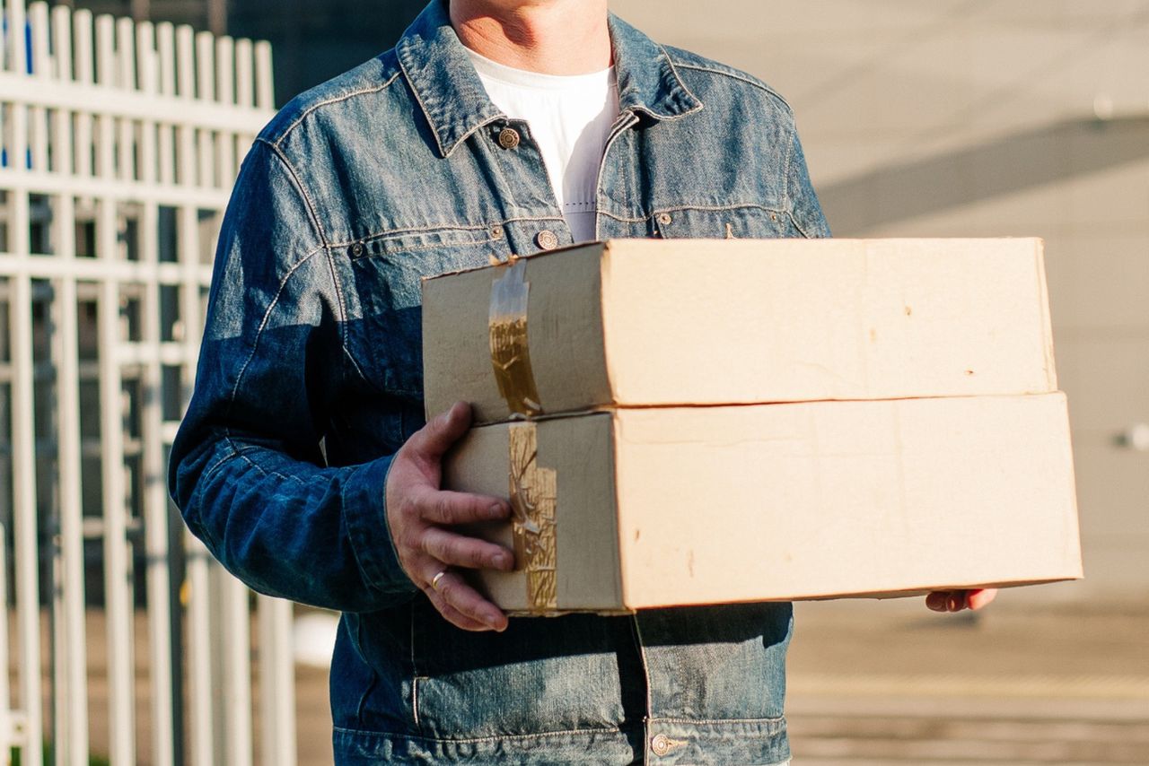 Liniewo: 69-latka zapłaciła 119 zł za bezwartościową paczkę, ale dzięki szybkiej reakcji policji udało się zablokować przekazanie pieniędzy