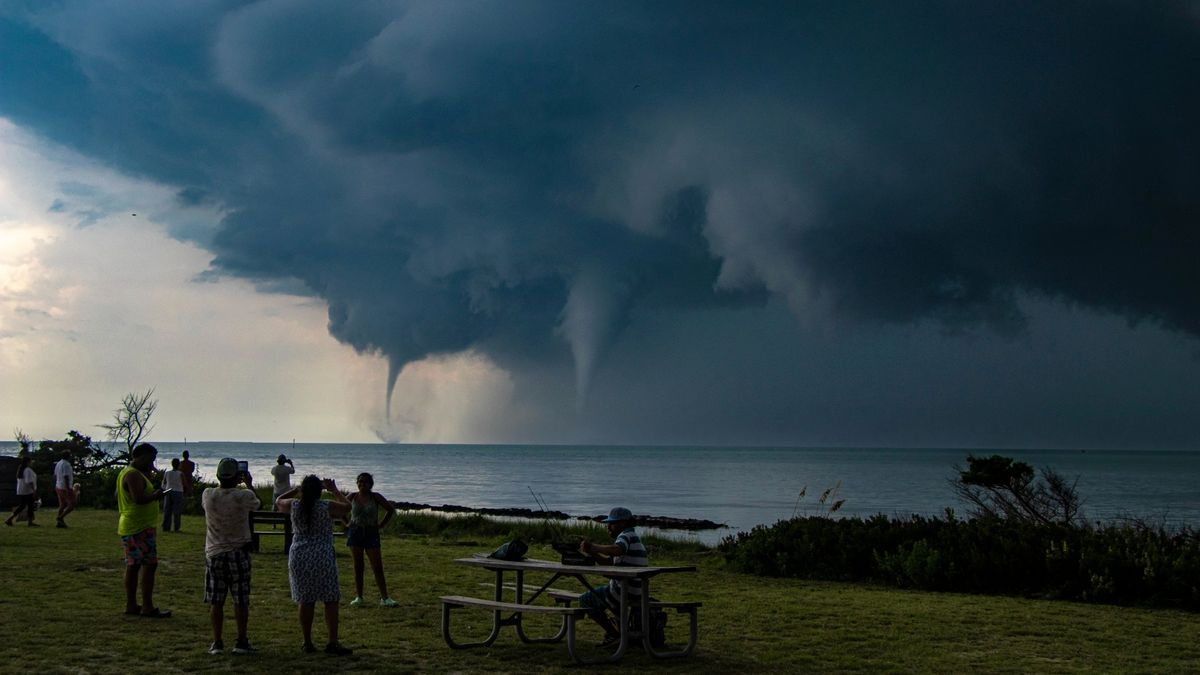 Trąba wodna jakiej nie było. Fotograf ujął bardzo rzadkie i przerażające zjawisko 1