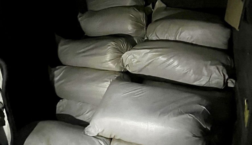 Nielegalny tytoń w Wałczu. Policja zabezpieczyła towar wart blisko milion złotych