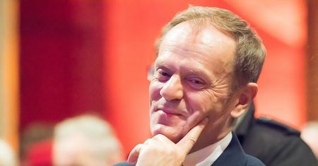 Donald Tusk o szczepionce na koronawirusa. "Wynaleziona przez emigrantów"