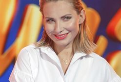 Joanna Moro nie ma problemu z nagością. Zasłania się jedynie kwiatami