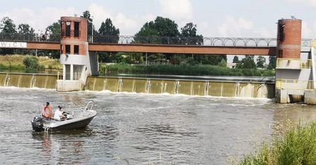 Wrocław. O krok od tragedii na Odrze. Pijany chciał wskoczyć do wody