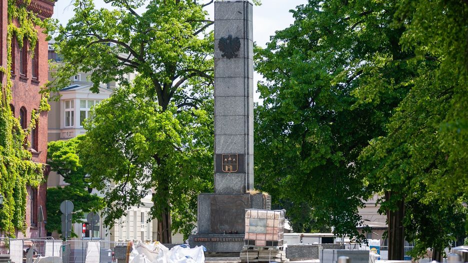 Na sesji zapadła decyzja o rozbiórce pomnika na placu Wolności i zastąpienia go nowym monumentem.