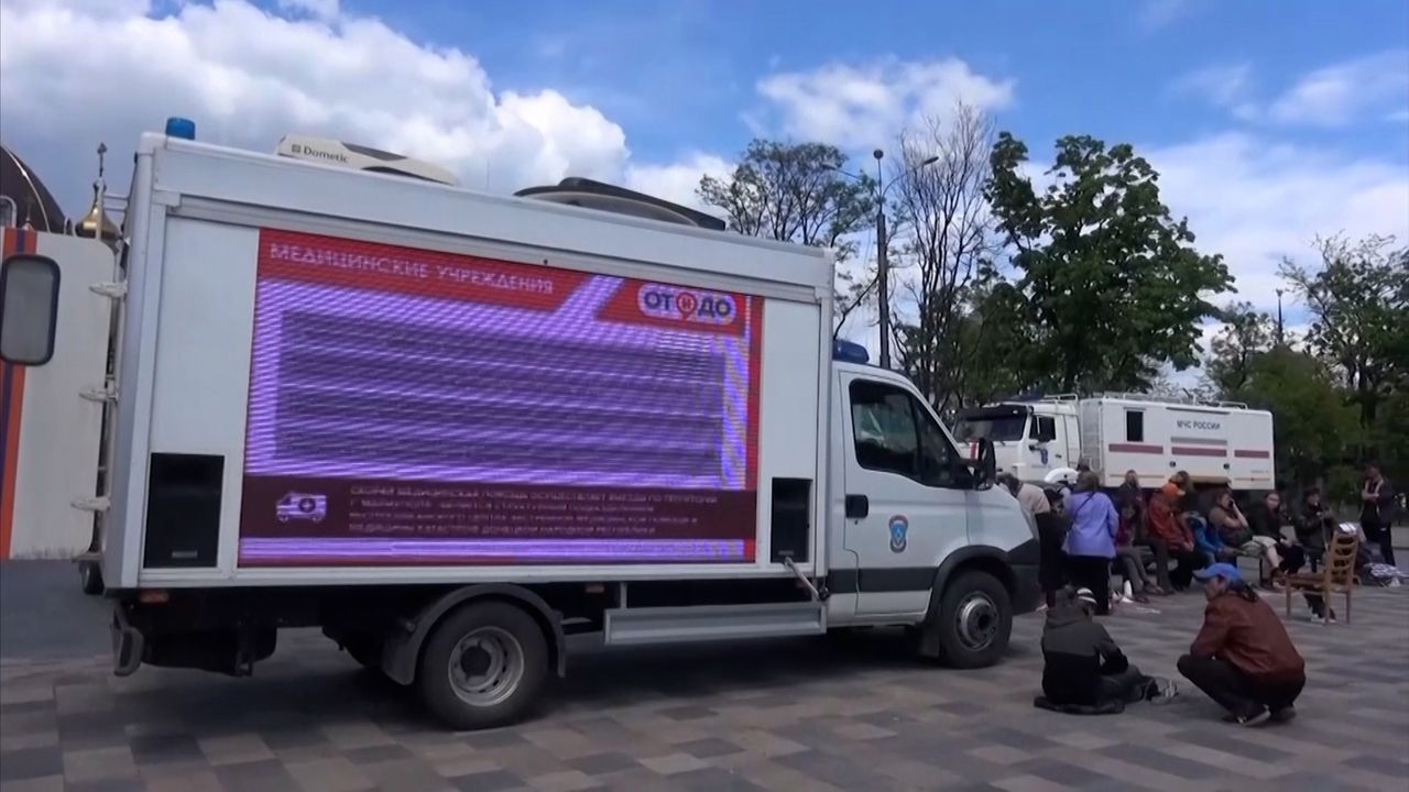 Propagandowe telewizory na ulicach Mariupola. Rosja nie odpuszcza