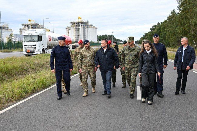 Wizyta szefa MSWiA Marcina Kierwińskiego na terenie Terminalu LNG w Świnoujściu