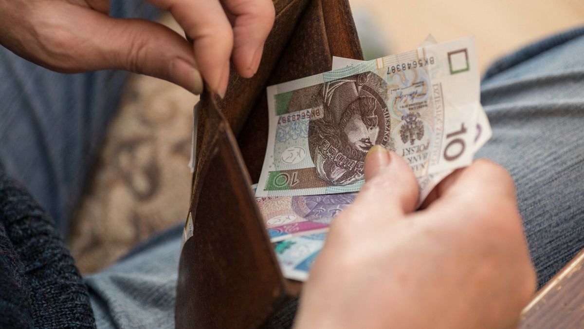 Stock Arkadiusz Zi�?ek
Fot. Arkadiusz Ziolek/East News.
n/z Emeryt liczy pieniadze.
ARKADIUSZ ZIOLEK