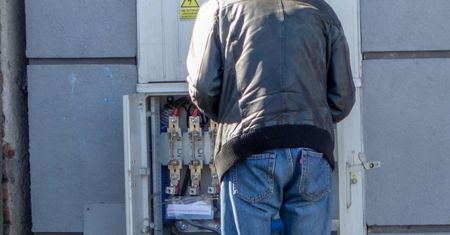 Fałszywy elektryk okradał seniorów. Uwaga na nieproszonych gości przed naszymi drzwiami