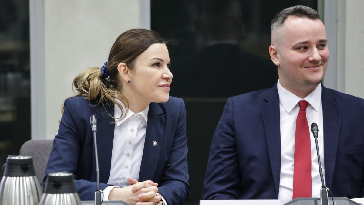 Warszawa, 18.02.2025. Wezwana na świadka szefowa Centralnego Biura Antykorupcyjnego Agnieszka Kwiatkowska-Gurdak (L) na posiedzeniu sejmowej Komisji śledczej ds. inwigilacji systemem Pegasus, 18 bm. w Sejmie w Warszawie. (amb) PAP/Tomasz Gzell