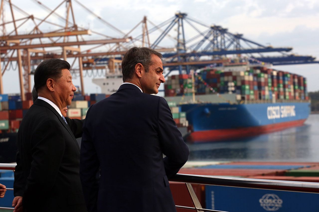 Xi Jinping odwiedzający port w Pireusie w 2019 roku. Przyjmowany był wówczas przez premiera Grecji Kyriakosa Mitsotakisa