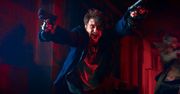 Daniel Radcliffe jako Guns Akimbo. Ostatecznie zrywa z wizerunkiem małego czarodzieja