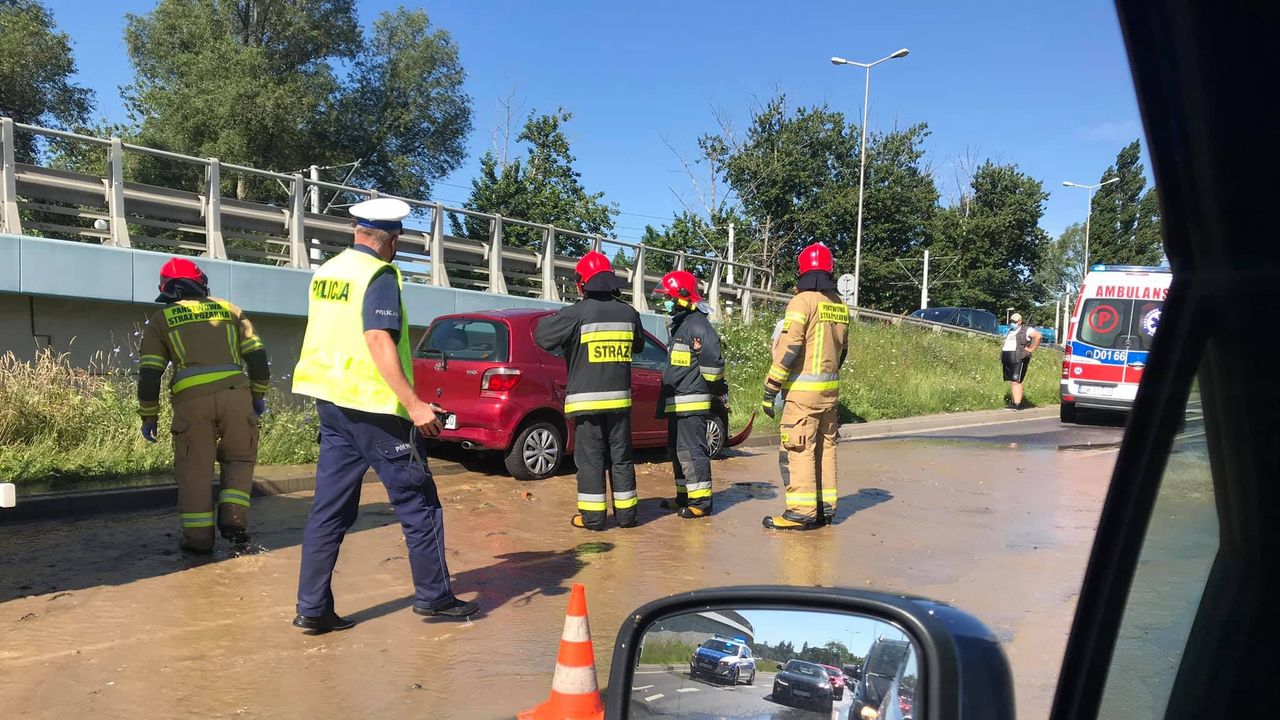 Wrocław. Utrudnienia na ul. Lotniczej. Samochód uderzył w hydrant, zalana jezdnia