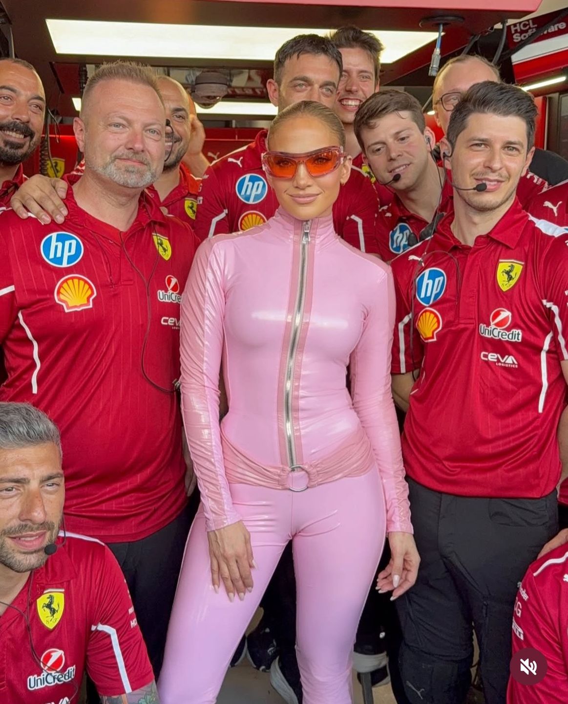 Jennifer Lopez z ekipą Ferrari