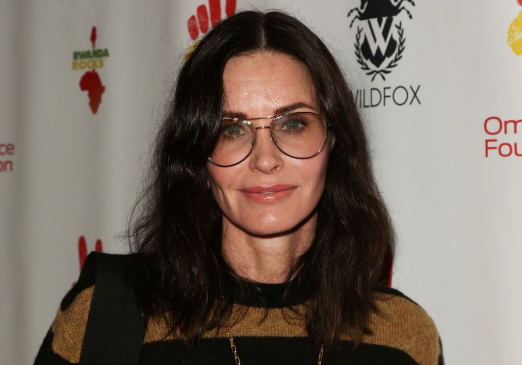 Courteney Cox tańczy z indykiem na głowie. Fani są zachwyceni tym wideo