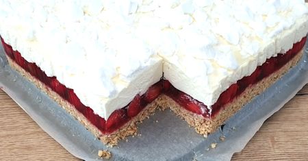 Truskawkowa chmurka bez pieczenia to moje ulubione ciasto. Nigdy nie kupisz deseru w cukierni