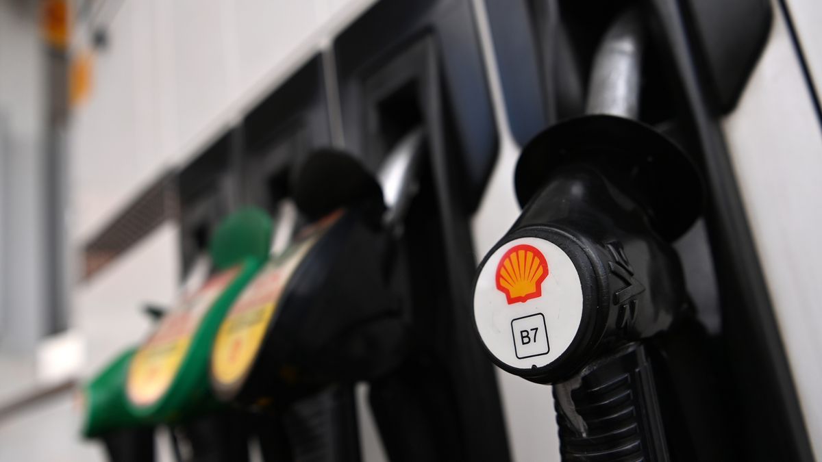 Fuel pumps at a Shell petrol station in London, Britain, 05 May 2022. Shell has announced record first quarter profits. The oil giant announced first quarter profits for 2022 at 9.1 billion US dollars, almost three times as much as the same time last year. EPA/ANDY RAIN Dostawca: PAP/EPA.