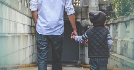 Dramat podczas zabawy z dzieckiem. Ojciec zaczął krwawić